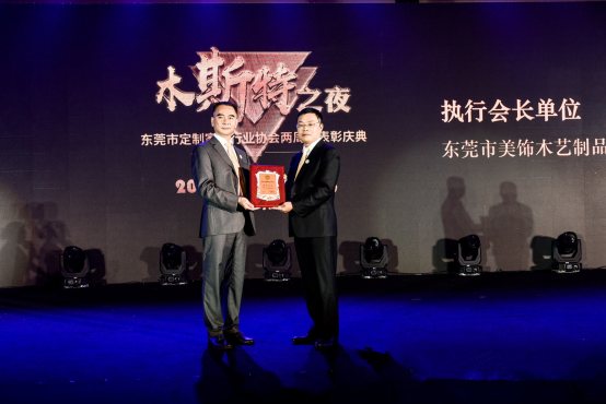 ��s���Ҿ�չ ��ľ˹��֮ҹ���|ݸ���ƼҾӅf(xi��)��(hu��)���Ñc��A�M�e��