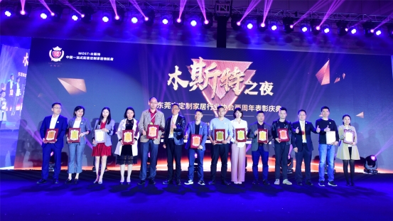 ��s���Ҿ�չ ��ľ˹��֮ҹ���|ݸ���ƼҾӅf(xi��)��(hu��)���Ñc��A�M�e��