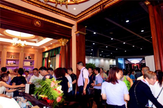 ��s���Ҿ�չ ��ľ˹��֮ҹ���|ݸ���ƼҾӅf(xi��)��(hu��)���Ñc��A�M�e��