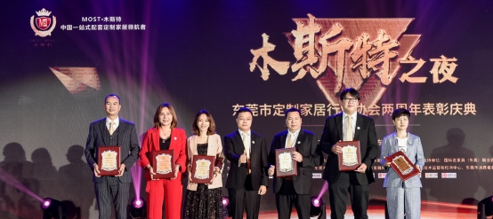 ��s���Ҿ�չ ��ľ˹��֮ҹ���|ݸ���ƼҾӅf(xi��)��(hu��)���Ñc��A�M�e��